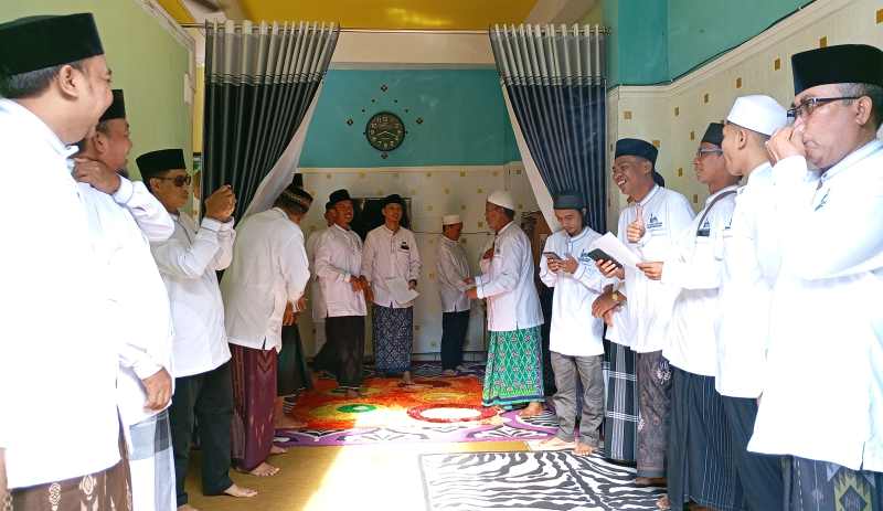 SILATURAHMI: Tradisi Mekila yang merupakan silaturahmi ala Kampung Kajanan, dalam saat suasana Lebaran yang kini dilestarikan  generasi muda. (francelino junior/radar bali)