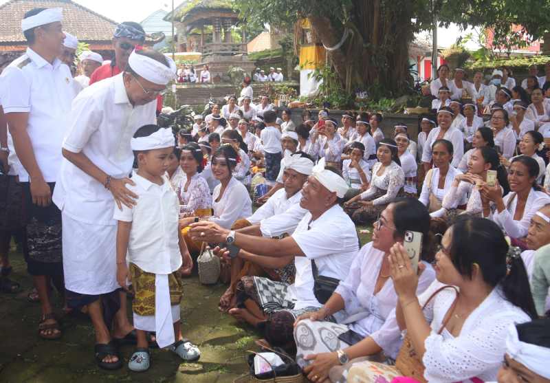 DI PURA AGUNG PAYANGAN : Koster menghadiri karya agung mamungkah tawur tabuh gentuh di Pura Agung Payangan, Gianyar. (ist)