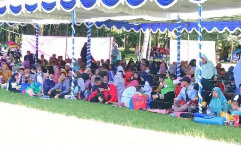 DIRAYAKAN USAI HARI LEBARAN : Suasana tradisi Ketog semprong saat lebaran ketupat oleh warga muslim Candikuning II, Baturiti Bedugul Tabanan 2024 lalu.(juliadi/radar bali)