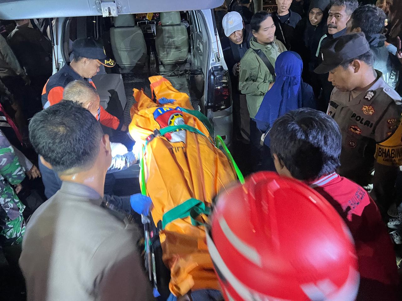 TRAGIS: Jenazah gadis inisial NI Kadek MS, 21, asal Buleleng, ditemukan dan dievakuasi dari bawah Jembatan Tukad Bangkung, Desa Pelaga, Petang, Badung, 3 April 2025