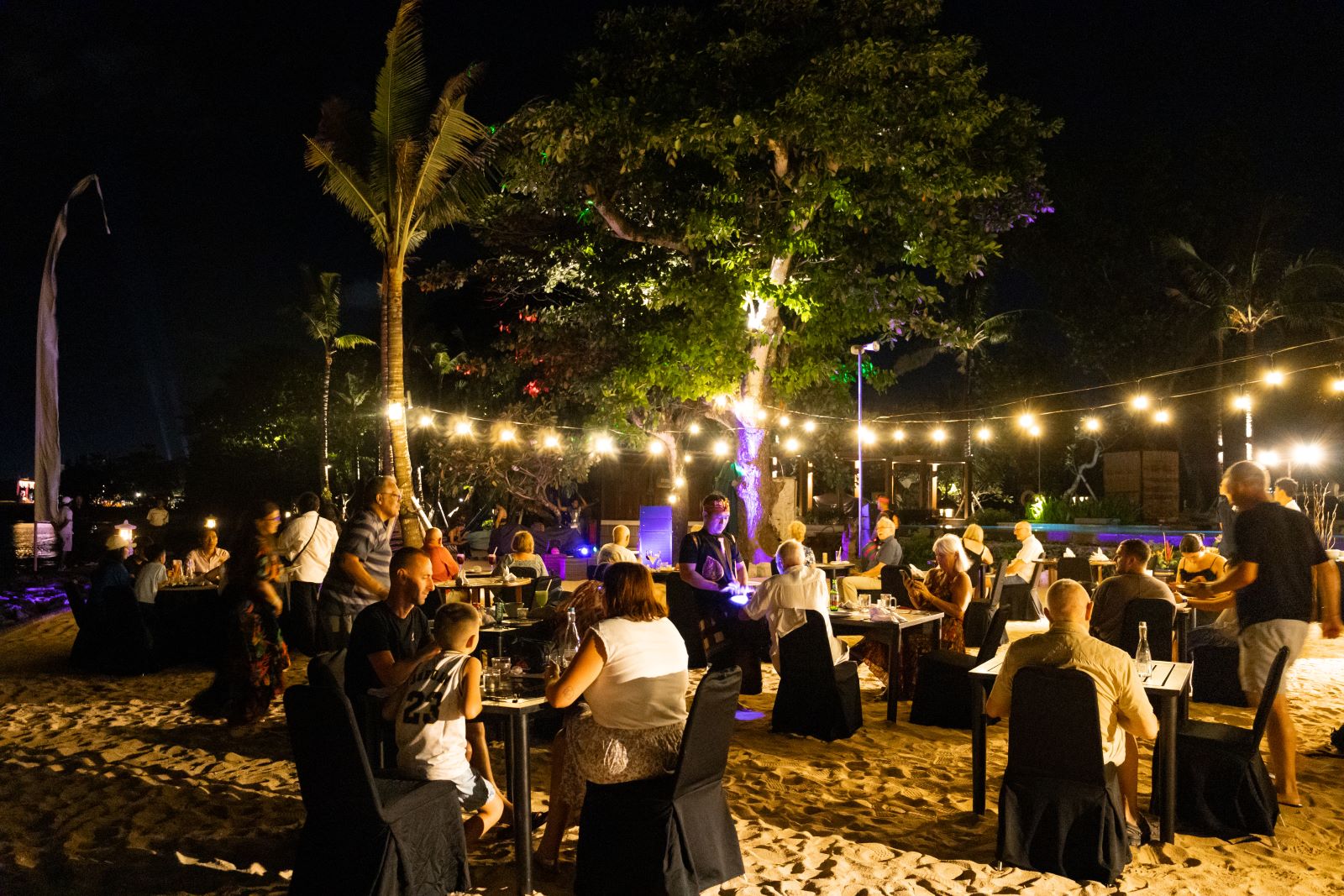 SENTUHAN BUDAYA: Suasana kehangatan makan malam di Novotel Bali, Benoa Denpasar setiap Sabtu dan Kamis malam.