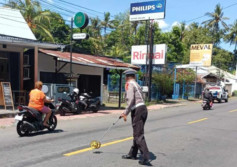 KECELAKAAN MAUT : Polisi langsung gelar olah TKP di lokasi kecelakaan antara dua sepeda motor. Satu orang tewas akibat peristiwa tersebut. (Foto: Polres Buleleng untuk Radar Bali)