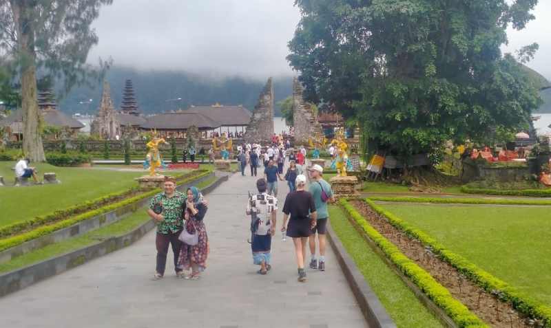 PENGUNJUNG TUMPAH RUAH: Kunjungan wisatawan domestik ke DTW Tanah Lot Kediri dan DTW Ulun Danu Beratan Bedugul, Baturiti, Tabanan. (juliadi/radar bali)