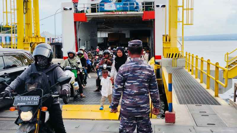 KELAR PUNCAK ARUS BALIK : Kendaraan yang baru keluar dari kapal di Pelabuhan Gilimanuk, Minggu (6/4/2025). (m.basir/radar bali)