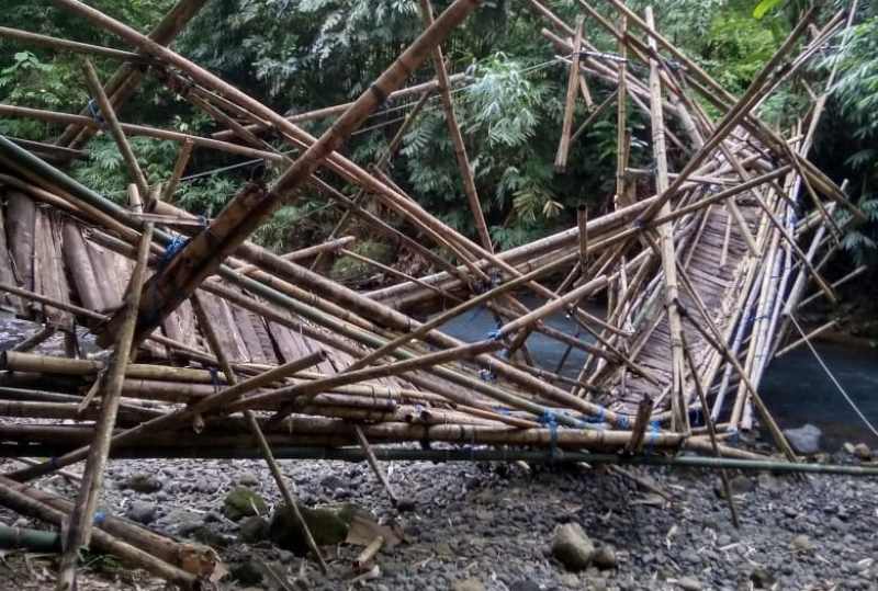 MEMANG SUDAH RUSAK BERAT: Kondisi jembatan darurat yang ambruk di Banjar Sekarkejula akelod, Desa Yehembang Kauh, Kecamatan Mendoyo. (foto: I Nyoman Supardi untuk Radar Bali)