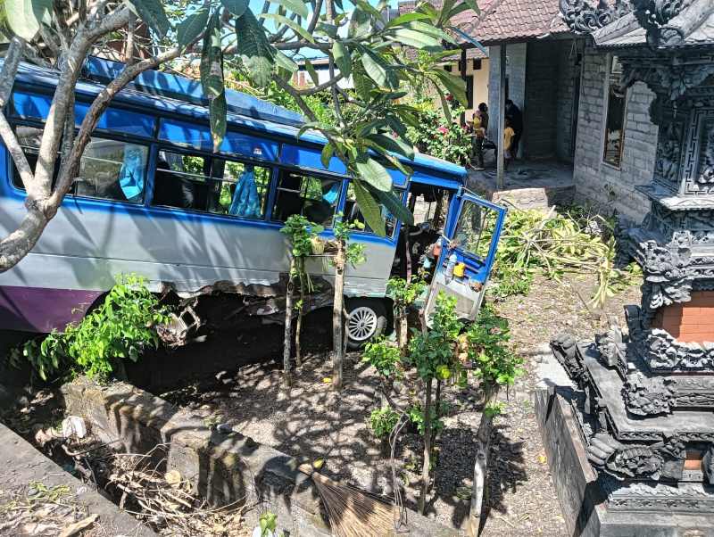 NYUNGSEP KE PEKARANGAN WARGA: Mini bus yang masuk pekarangan warga saat terjadi kecelakaan. (foto:Polsek Mendoyo)