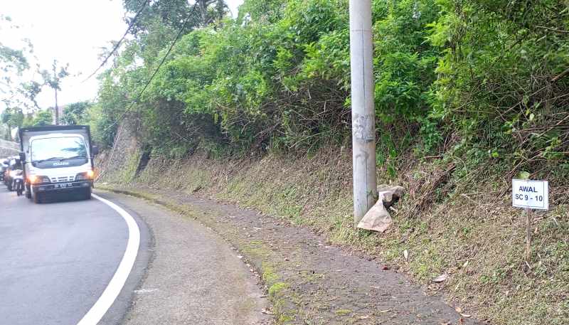 OPTIMISTIS TETAP JALAN TERUS : Titik awal Shortcut Singaraja-Mengwitani titik 9 dan 10. Gubernur Bali, Wayan Koster pastikan proyek jalan pintas itu berlanjut. (francelino junior/radar bali)