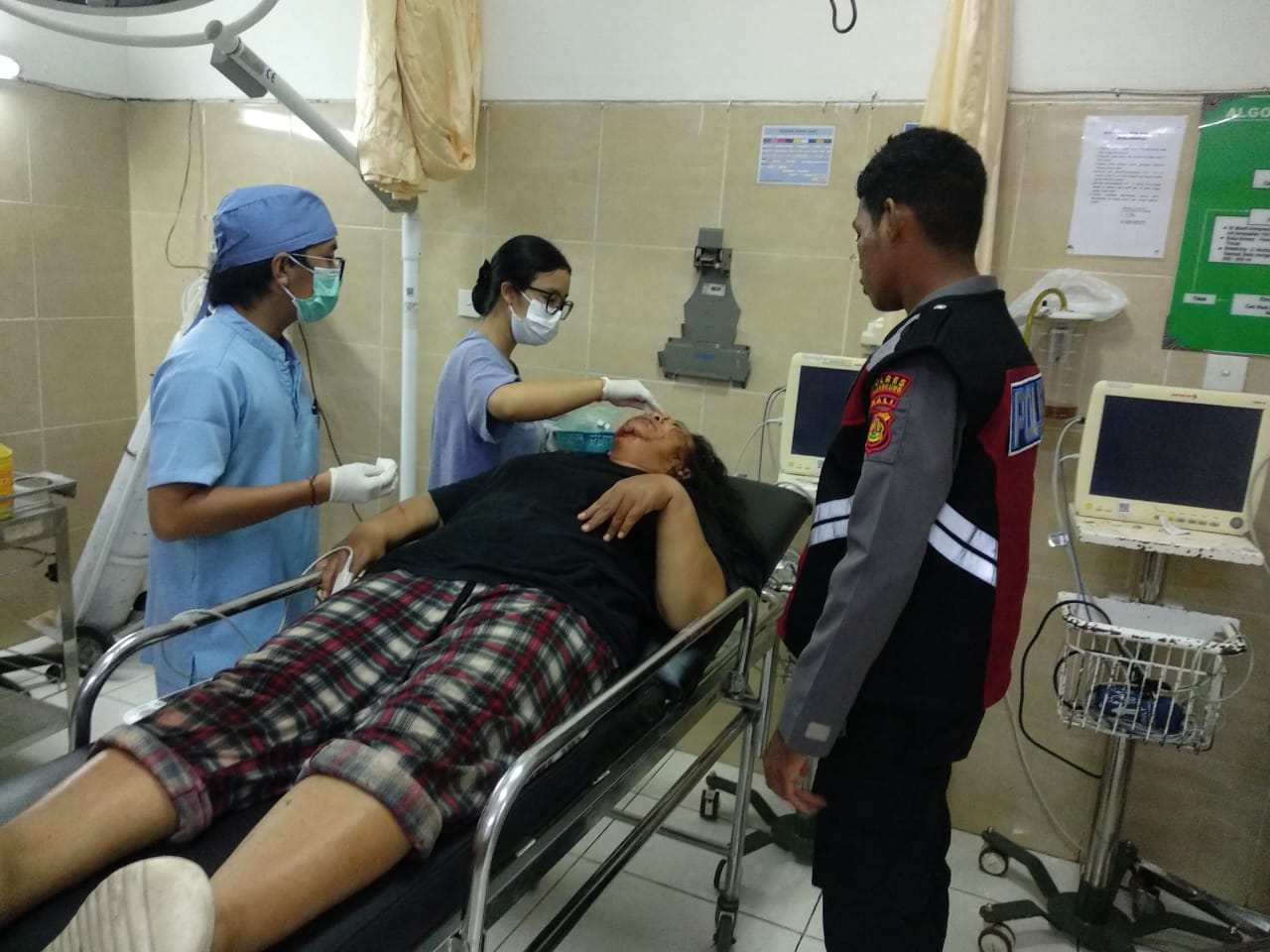 KORBAN DIRAWAT : Korban begal ojol Yuli Handayani mendapat perawatan seusai kejadian beberapa waktu lalu. (foto:Polsek  Dawan)