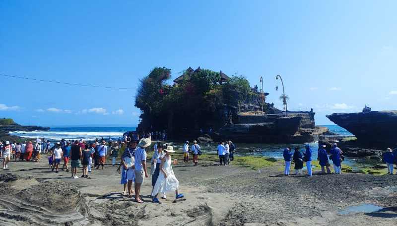 RAMAI WISDOM : Suasana Tanah Lot saat liburan Nyepi dan Lebaran. (juliadi/Radar Bali)