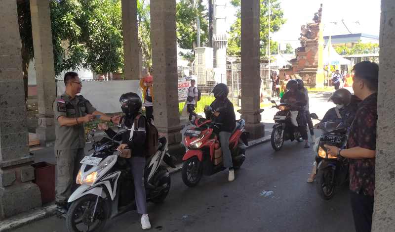 PERIKSA IDENTITAS: Pemeriksaan pengendara motor di Pos KTP Gilimanuk. (foto: M.Basir/Radar Bali)
