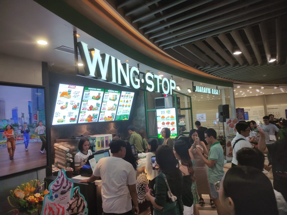 PERTAMA: Gerai Wingstop di Mall Living World Denpasar. (Marsellus Pampur/Radar Bali)