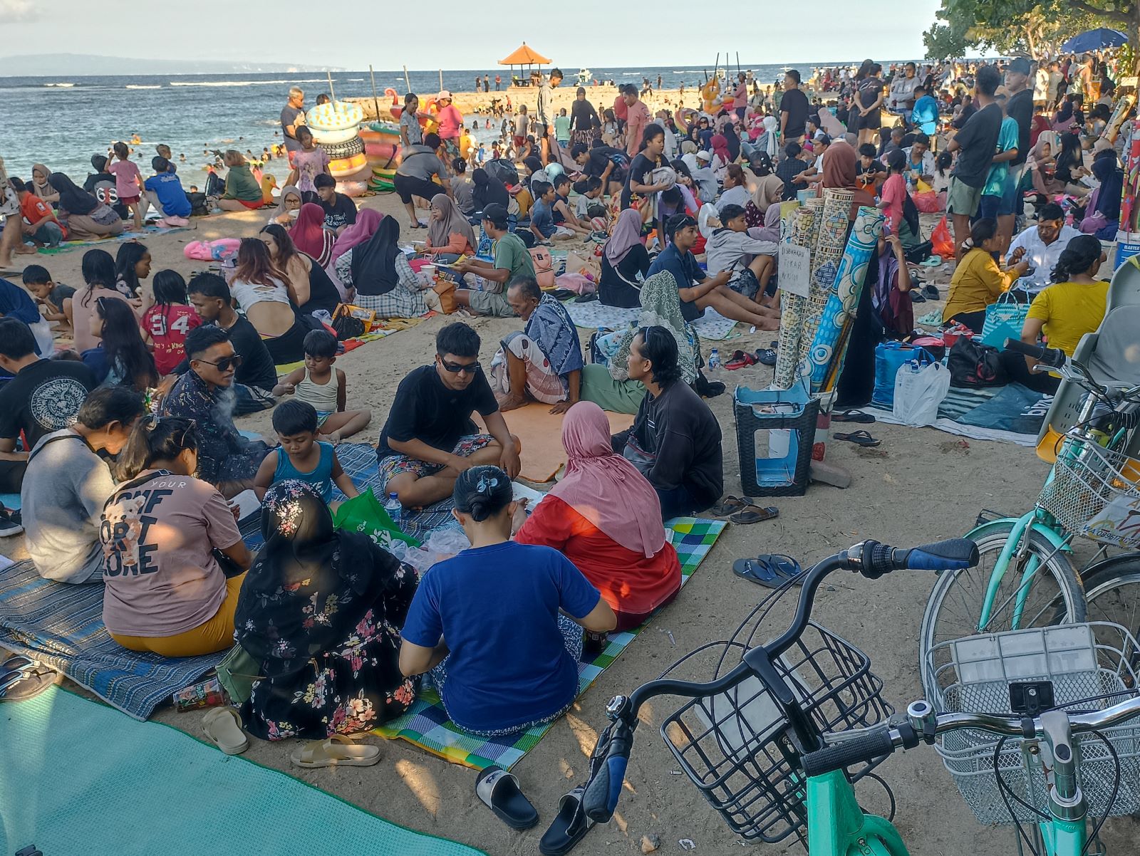 KETUPATAN: Warga Kampung Jawa Dusun Wanasari Denpasar tumpekblek di Pantai Sanur tepat di hari raya Ketupat, Senin 7 April 2025