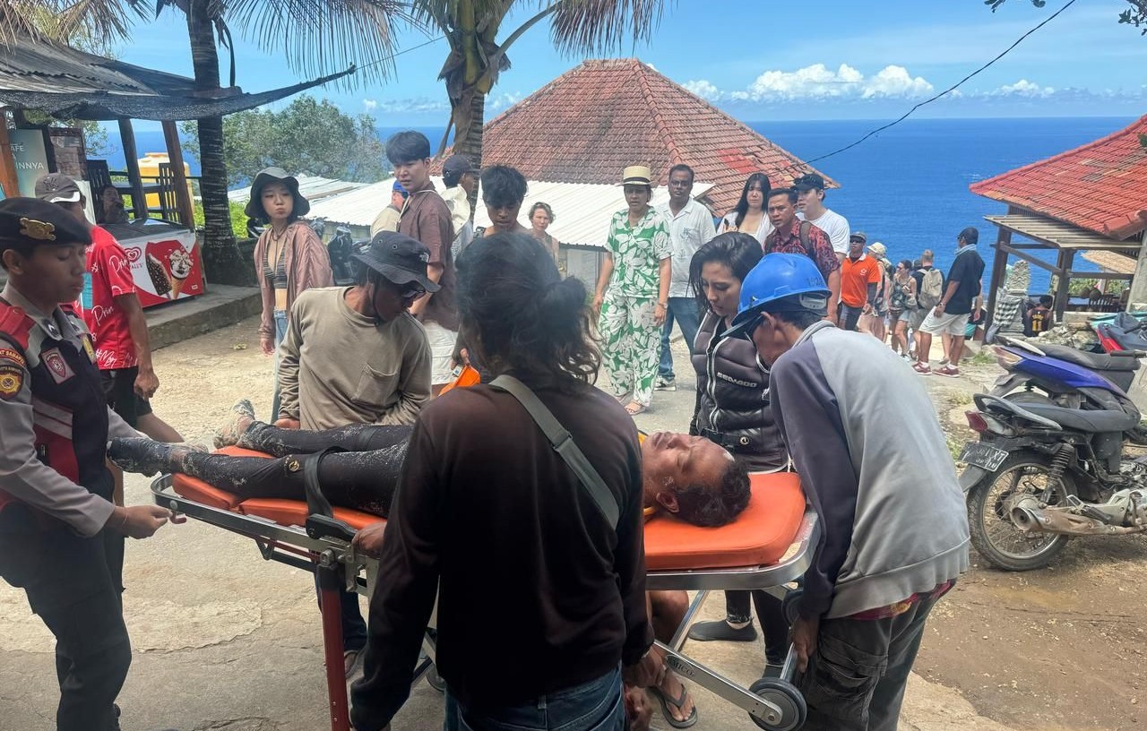 MENDAPAT PERAWATAN : Korban kecelakaan laut di Pantai Kelingking mendapat perawatan seusai dievakuasi. (Foto: Humas Polres Klungkung)