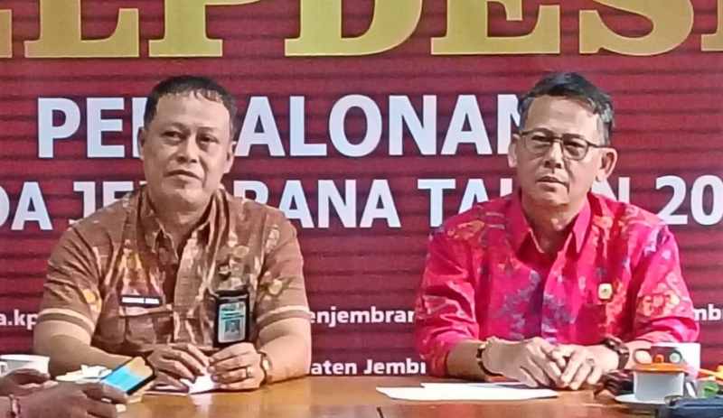 BEBERKAN PENGEMBALIAN: Kakankesbagpol Jembrana I  Gusti Agung Kade Oka Diputra (kiri) dan Ketua KpU Jembrana I Ketut Adi Sanjaya (Kanan). (M. Basir/Radar Bali)