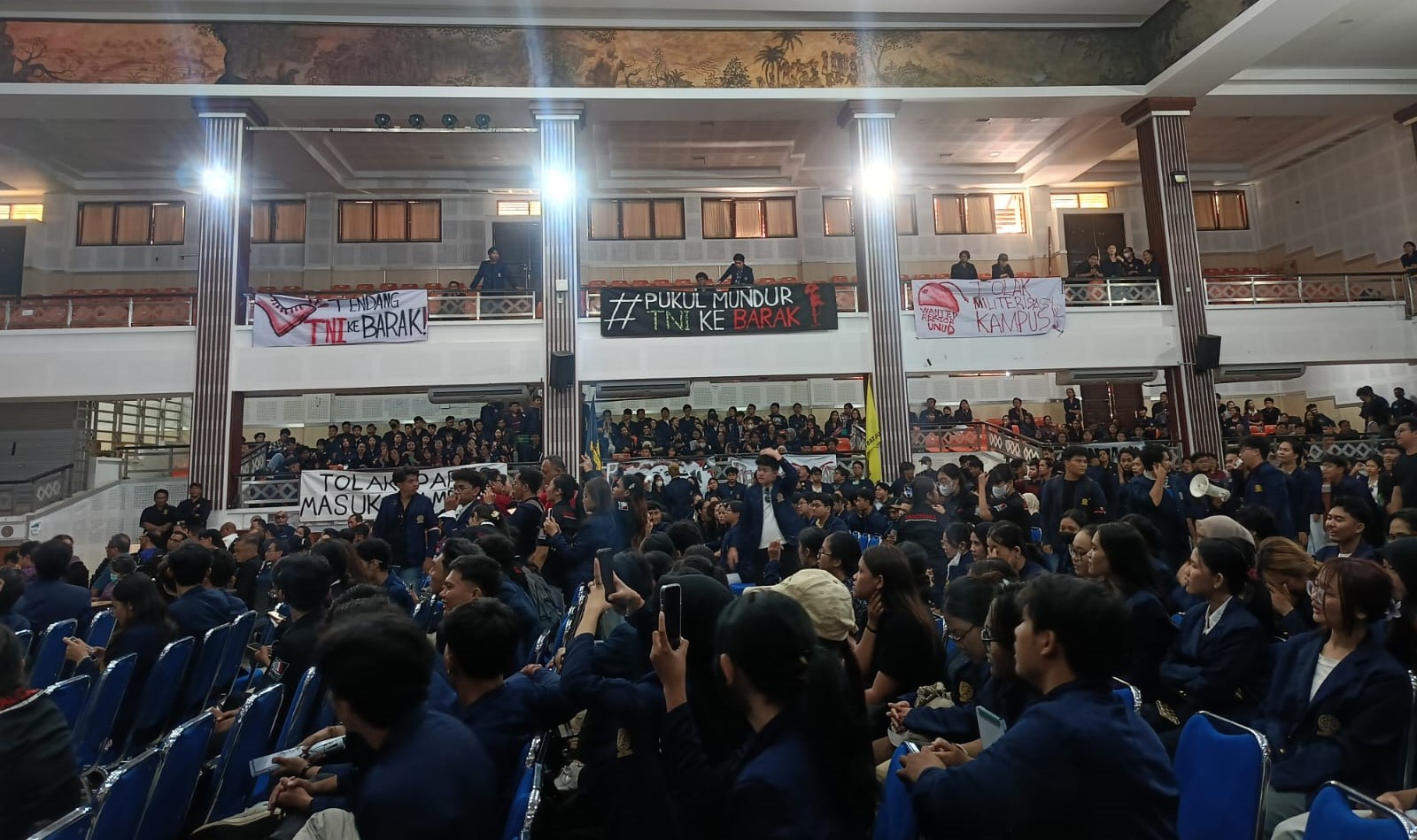 KUASAI AUDITORIUM: Mahasiswa yang tergabung dalam BEM Unud menguasai kursi auditorium saat dialog dengan rektorat.