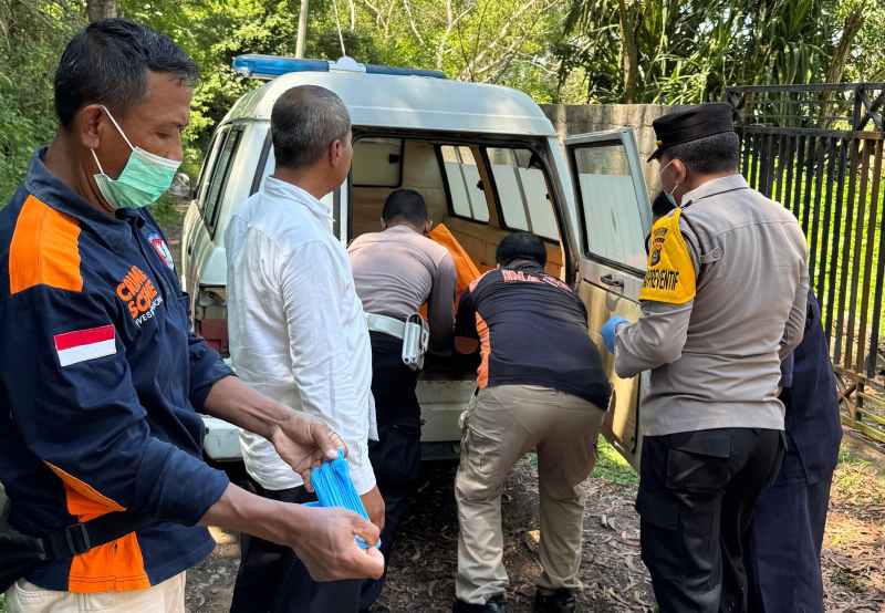 MENINGGAL:Evakuasi jenazah warga Belanda, Hans Sluiman, yang ditemukan meninggal.( Foto Polsek Kawasan Laut Padangbai)