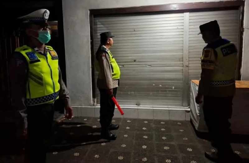 PANTAU LINGKUNGAN : Aparat Polsek Selemadeg Tabanan yang melakukan patroli malam menyasar rumah kosong yang ditinggal pemilik rumah saat mudik Lebaran. (Juliadi/Radar Bali)