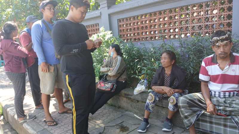 NAHAS : Ni Komang Merta (posisi duduk, kedua, dari kanan) kehilangan tas ang berisi uang dan emas yang bernilai ratusan juta. (Foto: Humas Polres Klungkung)
