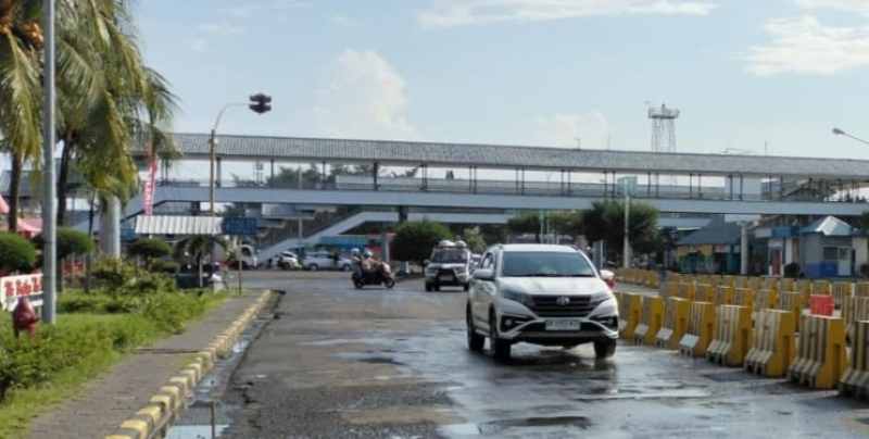 SUDAH NORMAL : Situasi Pelabuhan Gilimanuk kemarin lebih lengang. (foto: M.  Basir/Radar Bali)
