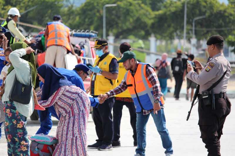 ARUS BALIK : Pemudik balik lagi ke Bali usai menghabiskan libur di kampung halaman selama Idulfitri 1446 Hijriah.( Foto: KSOP Celukan Bawang untuk Radar Bali)