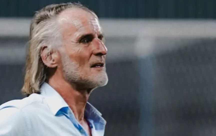 MEMBAWA TIM SEMAKIN SOLID : Pelatih Dewa United Jan Olde Riekerink. (foto: media dewa united)