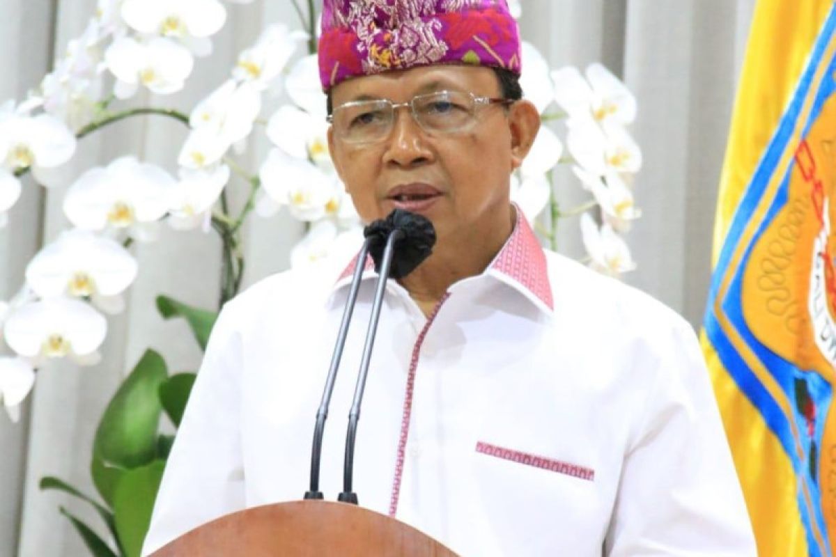 KONSISTEN: Gubernur Bali Wayan Koster minta produsen air mineral kemasan plastik patuhi Surat Edaran yang diterbitkan