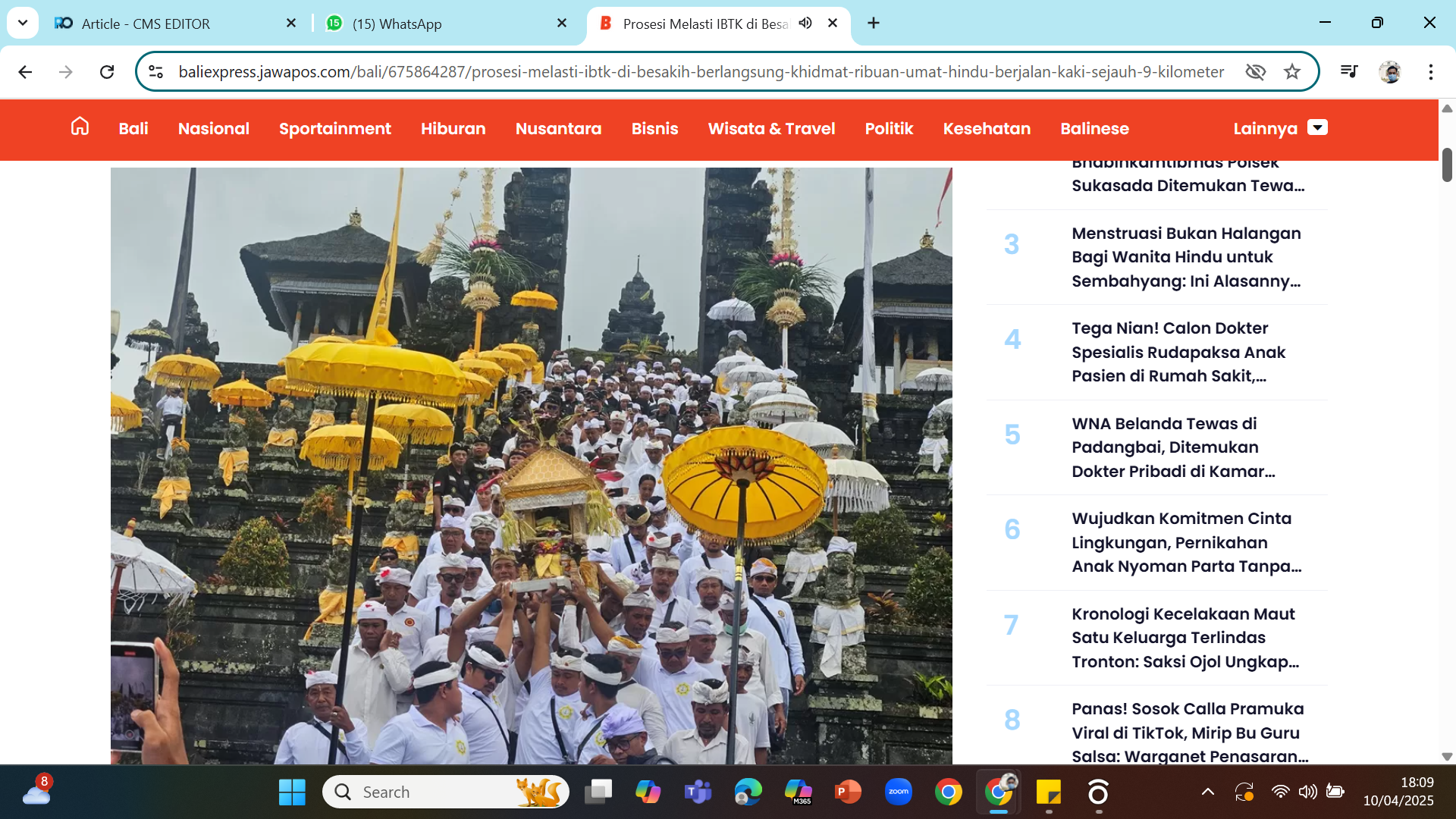 PENYUCIAN - Ribuan umat mengikuti prosesi melasti sebagai rangkaian karya Ida Bhatara Turun Kabeh di Pura Agung Besakih, Rendang, Karangasem.