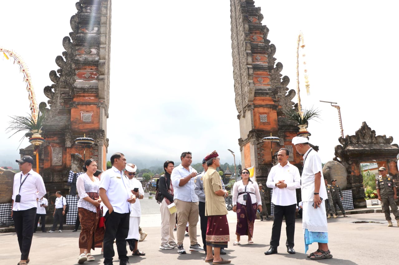 CEK:  Sekretaris Daerah Provinsi Bali (Sekprov) Bali tinjau kesiapan  pelaksanaan karya Ida Bhatara Turun Kabeh (IBTK) di Pura Agung Besakih, kemarin (9/4/2025).