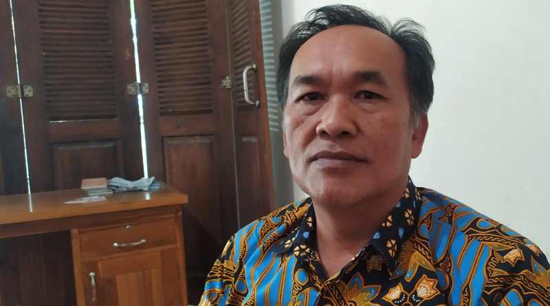 JELASKAN PENGEMBALIAN : Ketua Bawaslu Jembrana Made Widiastra. (m.basir/radar bali)