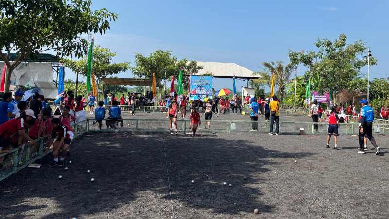 AJANG CARI BIBIT ATLET : Turnamen Puputan Klungkung IV Petanque Pelajar se Kabupaten Klungkung 2025 dibuka bertempat di Lapangan Petanque GOR Swecapura, Desa Gelgel. (Foto: KONI Klungkung)