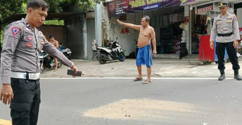 GELAR OLAH TKP USAI KEJADIAN : Polisi melakukan olah TKP di jalur Amlapura-Denpasar tepatnya di Banjar Tengading, Desa Antiga, Manggis. (Foto: Polres Karangasem)