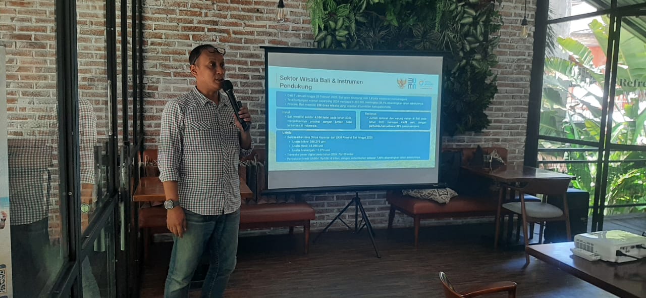 MANAJEMEN RISIKO: Representative Manager Asuransi Jasindo Kantor Cabang Denpasar, Erwin saat temu media di Denpasar, Sabtu 12 April 2025.