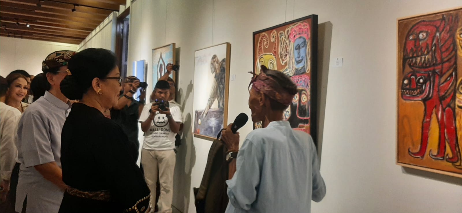 APRESIASI: Ketua PKK Provinsi Bali Putri Koster yang juga pegiat seniman tampak berbincang dengan Made Gaek salah seorang perupa asal Gianyar di pameran di Sudmala Artspace Sanur, 10 April 2025.