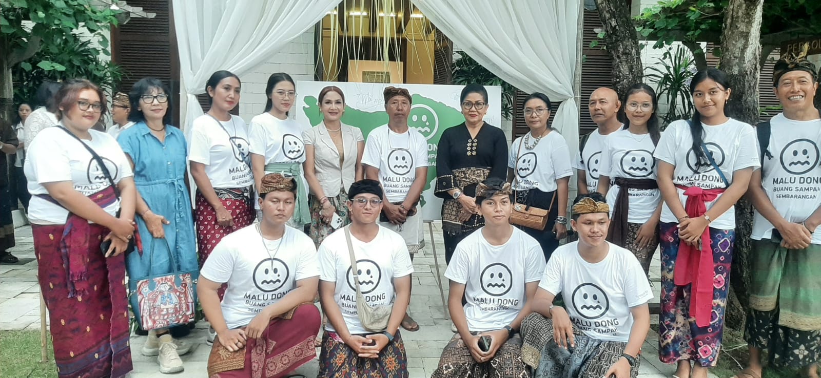 MUDA DAN BERKOMITMEN: Istri Gubernur Bali, Putri Koster foto bersama dengan pegiat Komunitas Malu Dong Buang Sampah Sembarangan di Sudamala Artspace Sanur, 10 April 2025.