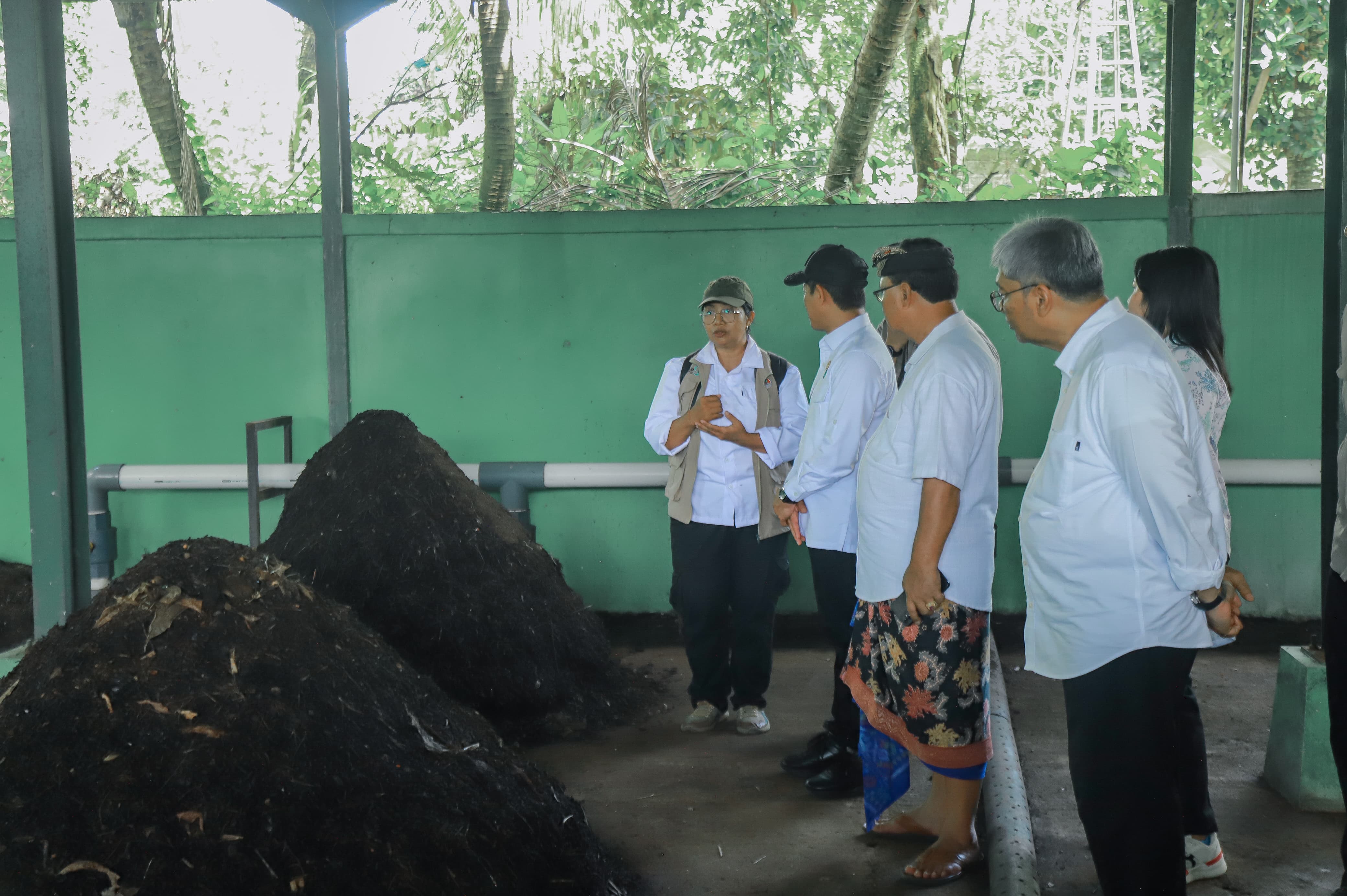 DILIHAT  LANGSUNG  : Menteri Lingkungan Hidup RI Hanif melihat pengelolaan sampah di Gianyar. (istimewa)