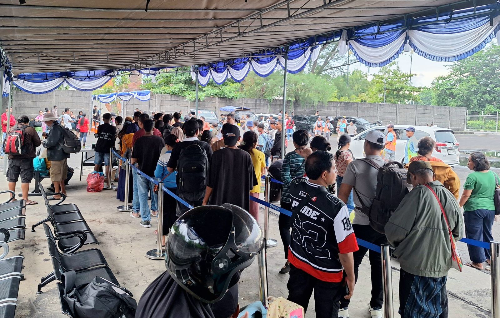 DUKTANG: Para penumpang Kapal Awu di pelabuhan Benoa sebagian besar adalah penduduk pendatang yang didata oleh Disdukcapil Denpasar