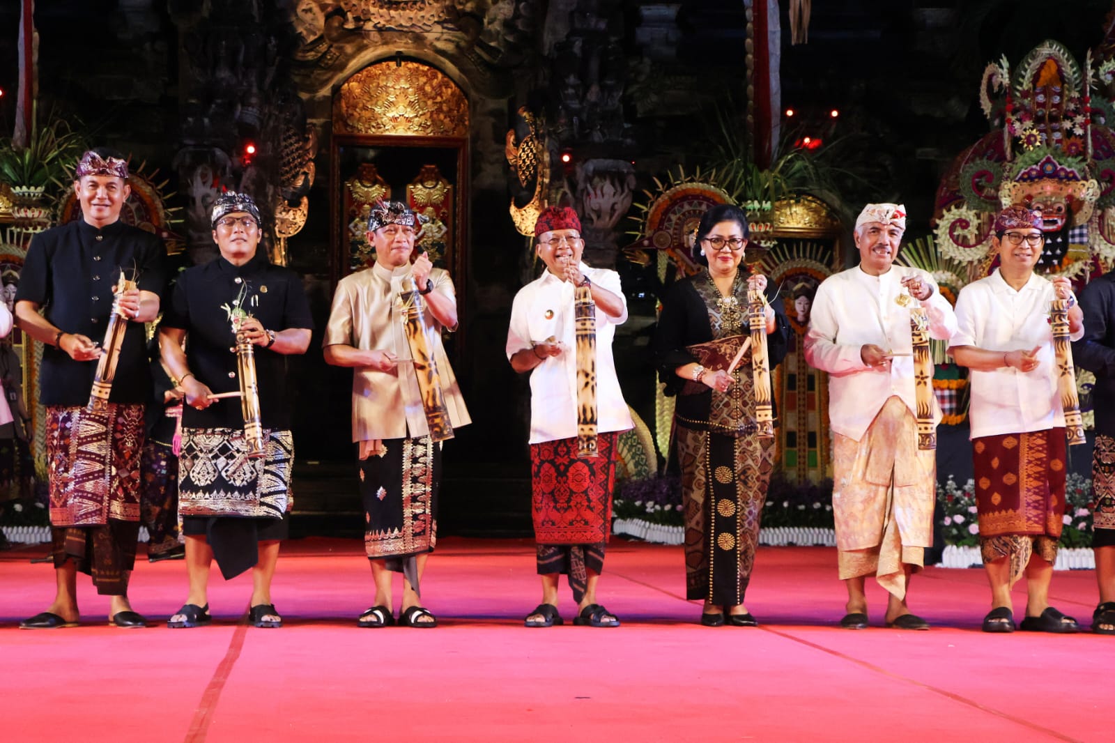 KAWAL SE: Menteri LH juga Kepala Badan Pengendalian Lingkungan Hidup, Hanif Faisol Nurofiq  (tiga dari kiri) dan Gubernur Bali Wayan Koster, di Art Centre, 12 April 2025.