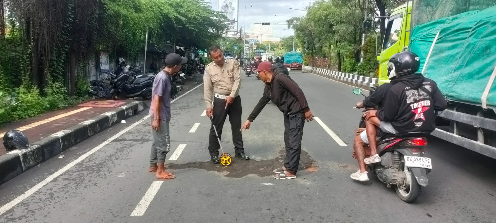 OLAH TKP: Jenazah Ni Kadek Ayu Mariani, 22, terkapar Jalan Imam Bonjol, Denpasar, Jumat, 11 April 2025.