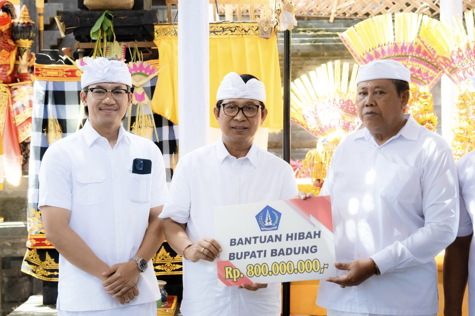 Bupati Adi Arnawa menghadiri Karya Ngenteg Linggih di Pura Batur, Banjar Pipitan, Desa Adat Canggu pada Minggu (13/4).