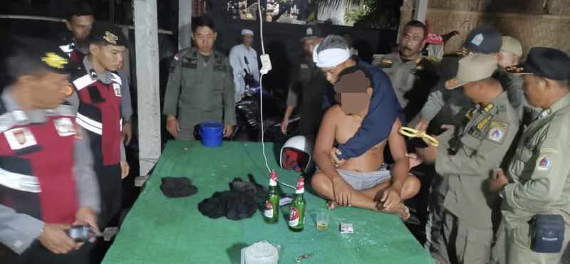 MENGAMUK: Tim gabungan mengamankan ODGJ yang mengamuk di Dusun Bingin, Desa Kusamba, Kecamatan Dawan. (Foto: Humas Polres Klungkung)