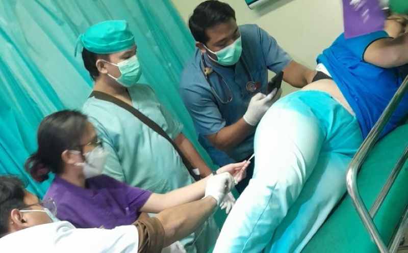 DALAM PERAWATAN : Perempuan nahas, Eka Suryani mendapatkan perawatan tim medis setelah terkena peluru nyasar.n (Istimewa)