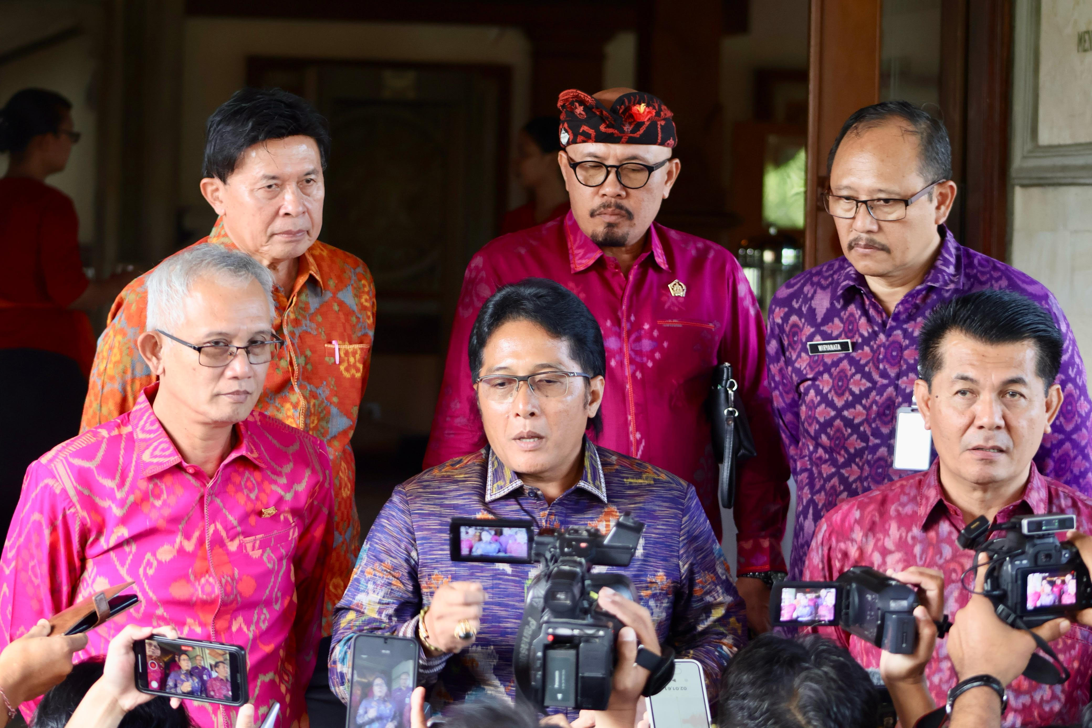 SKEMA BARU: Wakil Gubernur Bali I Nyoman Giri Prasta (tengah depan) saat memberi keterangn pers terkait dana PHR Badung, Denpasar dan Gianyar.