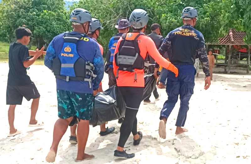 EVAKUASI JENAZAH : Petugas SAR gabungan mengevakuasi jenazah Suliyanto Wibowo yang hilang saat mencari cumi-cumi di Perairan Prapat Agung, Buleleng. (Foto: Polres Buleleng dan Pos Pencarian )