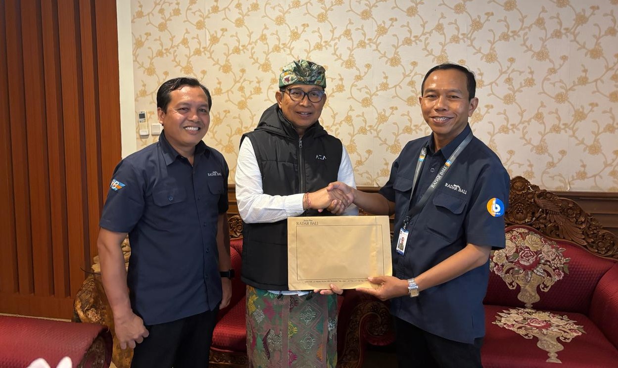 DUKUNG DBL: Bupati Badung I Wayan Adi Arnawa bersamalan dengan Ketua Panitia Lokal DBL Bali Series 2025 M. Ridwan sebagai tanda dukungan di Rumah Jabatan Kwanji Senin (14/4/2025)