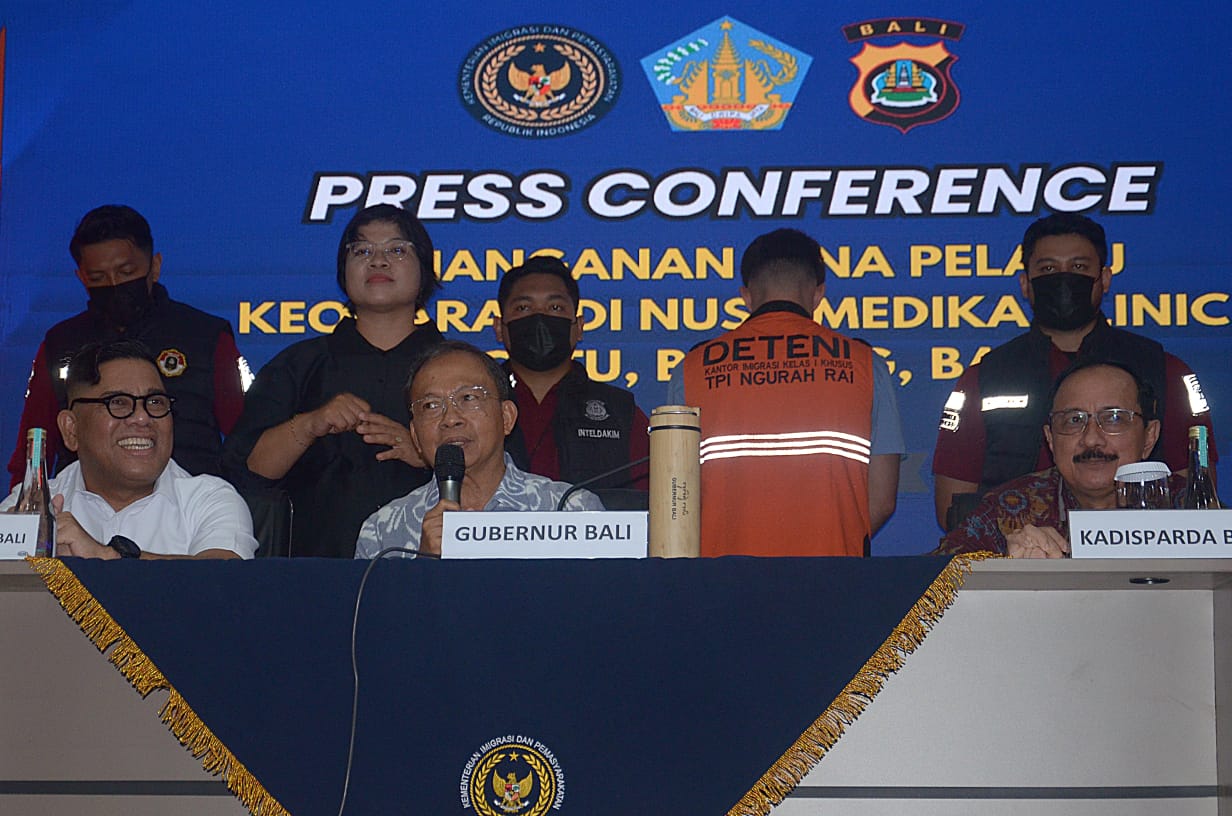 TEGAS: Gubernur Bali Wayan Koster hadiri konferensi pers pengusiran WNA Amerika Serikat di kantor Imigrasi