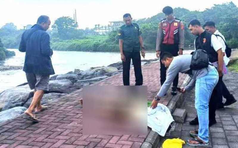 NAHAS KAKEK : Korban terseret arus dicek  seusai kejadian nahas. (Polsek Sukawati/Radar Bali)