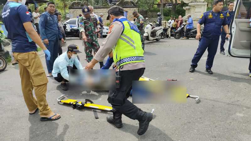 TRAGIS : Penanganan korban Kecelakaan di Jalan Denpasar - Gilimanuk, Lingkungan Jineng Agung, Kelurahan Gilimanuk, Kecamatan Melaya.(foto:Polsek Gilimanuk)