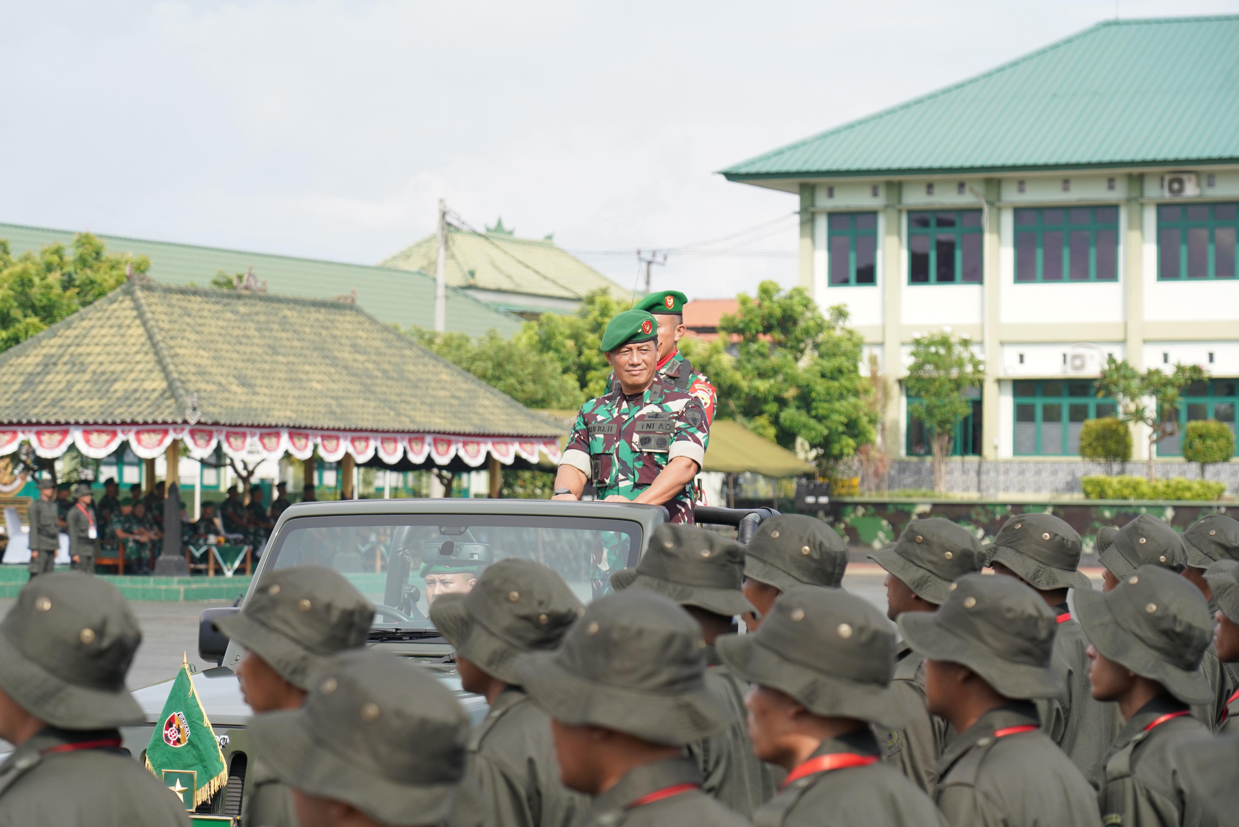 UPACARA PENYAMBUTAN: Pangdam IX/UDY Mayjen TNI Piek Budyakto tiba di Bali,  Selasa (15/4/2025)