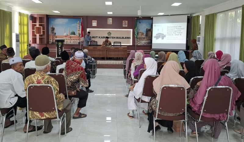 BEBERKAN PERKEMBANGAN : PHU Kemenag Kabupaten Buleleng menggelar pertemuan dengan CJH 2025 dan dinyatakan lima orang yang urung berangkat tahun ini. (Foto: Kemenag Buleleng untuk Radar Bali)
