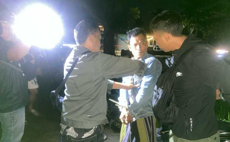 DIRINGKUS DI PINGGIR JALAN: Penangkapan tersangka ZA, warga Banjar Pesinggahan, Desa Medewi, Kecamatan Pekutatan, di Jalan Denpasar&ndash;Gilimanuk.( Foto Polres Jembrana )